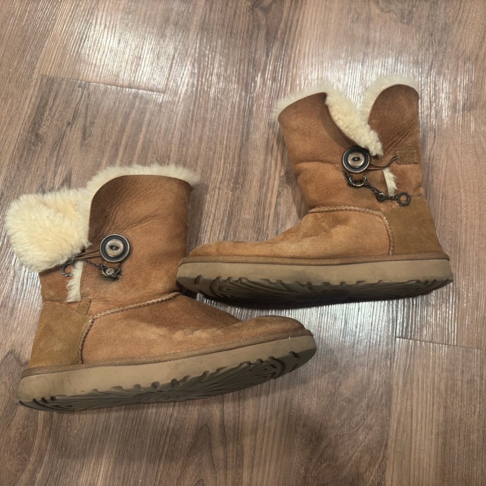 Chestnut Azalea Charm Ugg